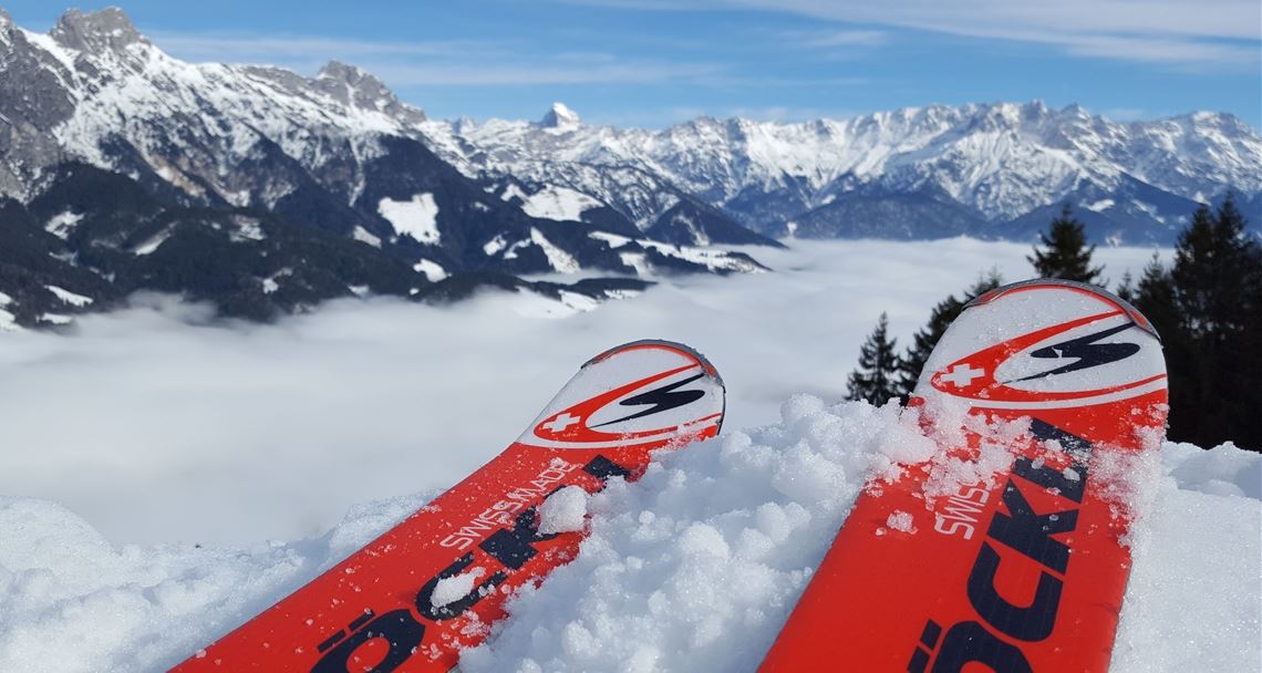 Bei herrlicher Aussicht auf die Bergkulisse auf verschneiten Pisten ins Tal zu fahren, begeistert viele Hobby-Wintersportler. Inwiefern das aber in dieser Saison möglich ist, ist fraglich.Fotos: Huber (2), privat