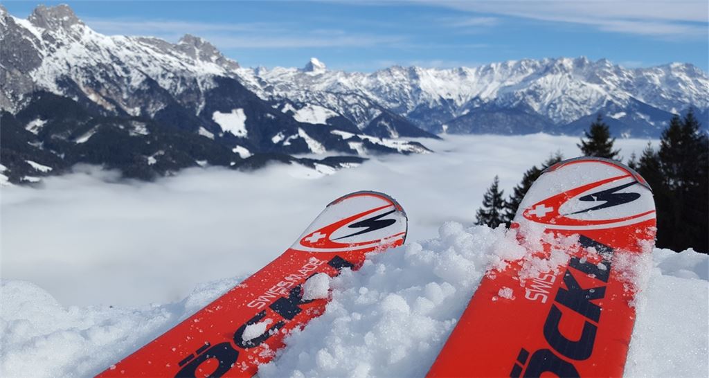 Bei herrlicher Aussicht auf die Bergkulisse auf verschneiten Pisten ins Tal zu fahren, begeistert viele Hobby-Wintersportler. Inwiefern das aber in dieser Saison möglich ist, ist fraglich.Fotos: Huber (2), privat