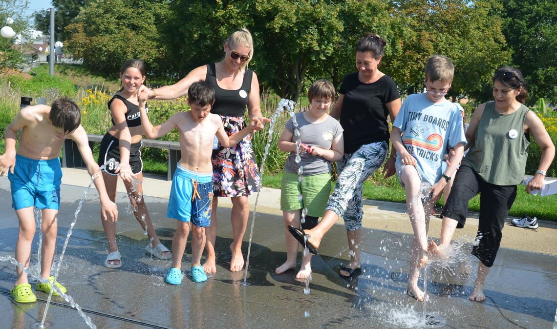 Bei hohen Temperaturen haben die Kinder der Ferienfreizeit und ihre Betreuungskräfte eine Menge Spaß an den Wasserfontänen in den Mühlacker Enzgärten. Fotos: Bischoff-Krappel