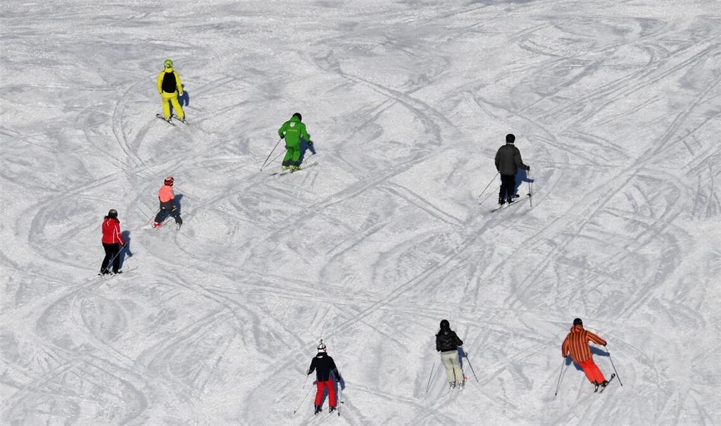 Bei ihren Schwüngen kommen sich Skifahrer gelegentlich in die Quere. (Archivbild)