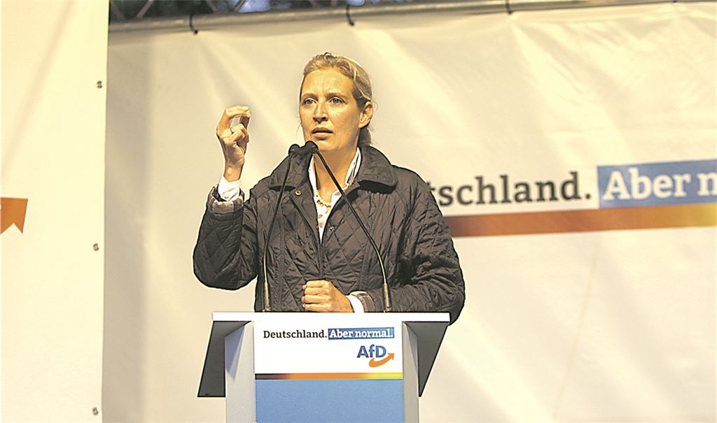 Bei ihrer Rede in Pforzheim kritisiert Alice Weidel die Corona-Politik der Regierungsparteien und drohende Beschränkungen für Ungeimpfte – wie sie selbst. Foto: Willimek
