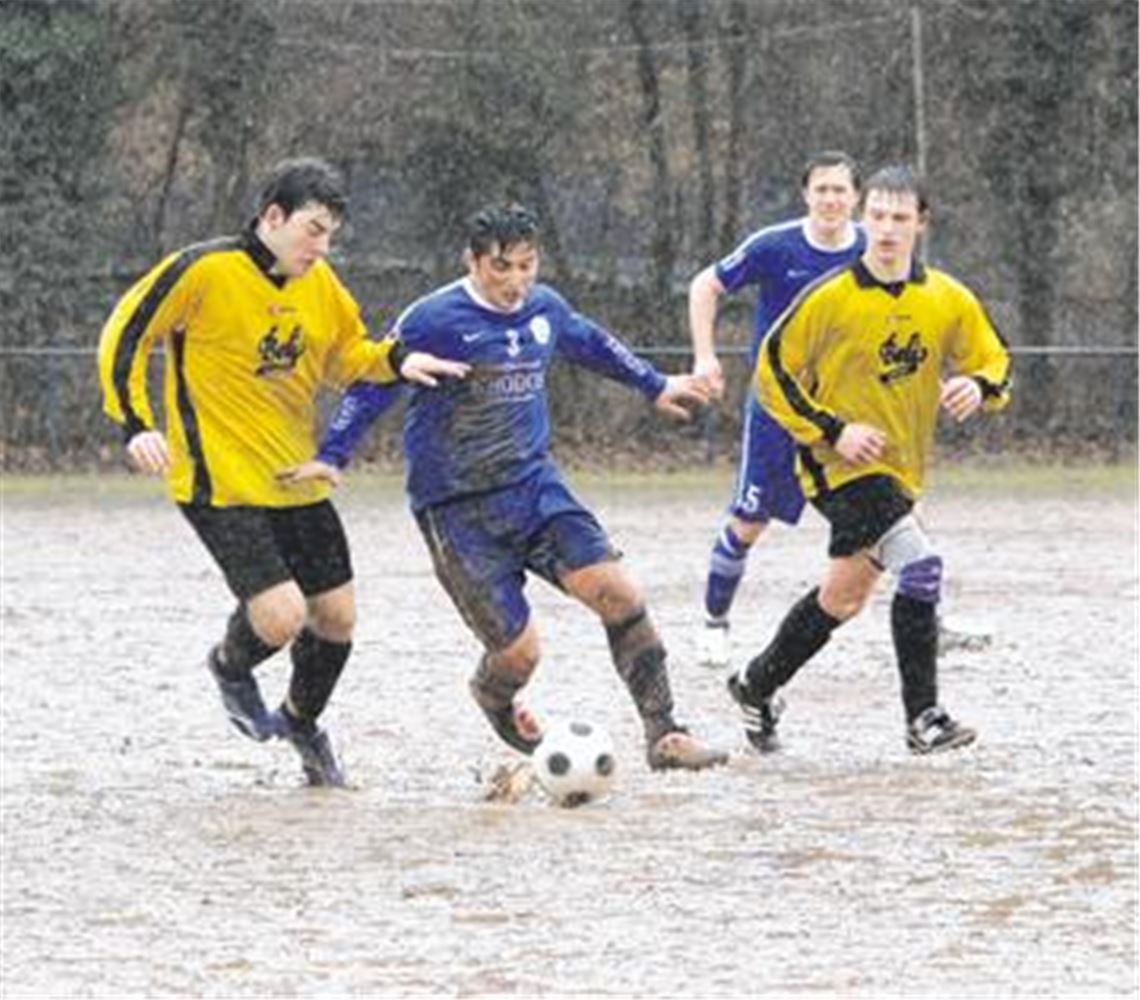Bei jeder Aktion spritzt und quatscht es. Das Stadtderby zwischen 08 Mühlacker (in Blau) und dem FV Lienzingen steht zwischenzeitlich kurz vor dem Abbruch. Foto: Eigner