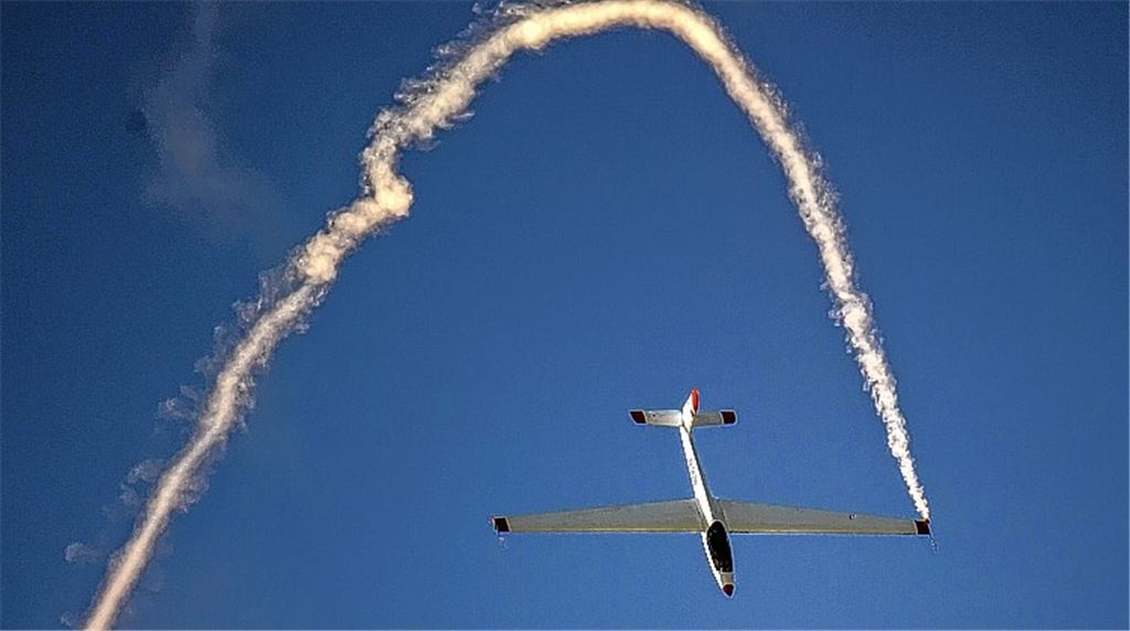 Bei manchen Manövern wirkt das Sechsfache des eigenen Körpergewichts auf den Piloten ein: Eberhard Holl vom FSC Mühlacker zaubert spektakuläre Figuren in den Himmel. Fotos: privat