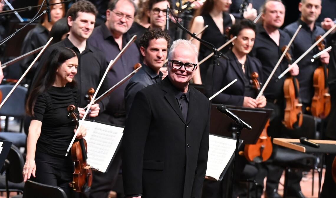 Bei mehreren Konzerten mit den Bochumer Symphonikern griff Herbert Grönemeyer als Dirigent zum Taktstock. Nun steht er in Dortmund und Berlin wieder als Sänger im Mittelpunkt - aber auch mit Orchesterbegleitung (Archivbild)