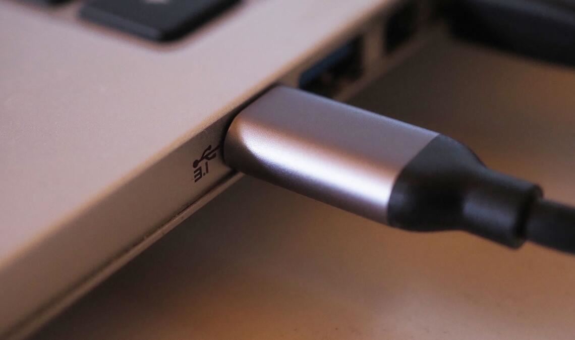 Bei neuen Laptops muss künftig in der EU ein USB-C-Kabel zum Aufladen anschließbar sein.