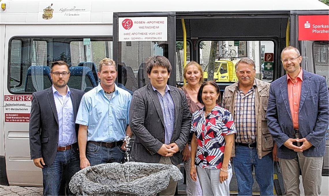 Bei seinem Besuch in Wiernsheim erfährt der Grünen-Landtagsabgeordnete Alexander Salomon (3. v. li.) gemeinsam mit seiner Mitarbeiterin Andrea Schwarz (4. v. li.) viel Wissenswertes von Mario Streib und Matthias Enz (v. li.) sowie von Jürgen Idziok, Peter Gallo und Margit Vetter (v. re.).