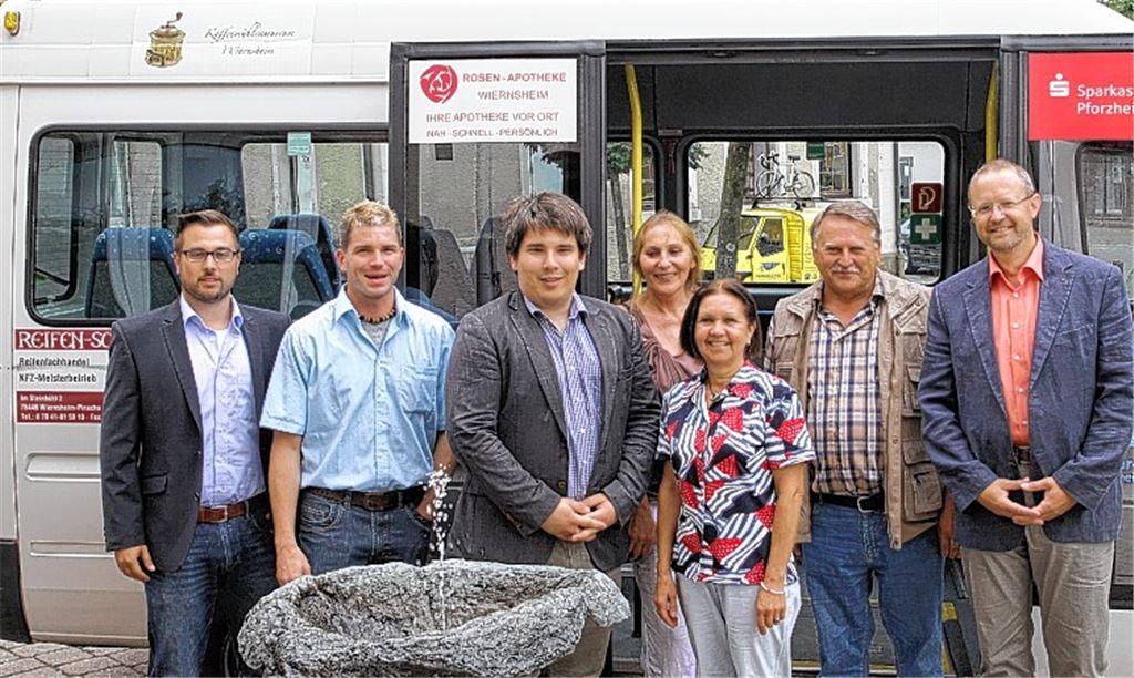 Bei seinem Besuch in Wiernsheim erfährt der Grünen-Landtagsabgeordnete Alexander Salomon (3. v. li.) gemeinsam mit seiner Mitarbeiterin Andrea Schwarz (4. v. li.) viel Wissenswertes von Mario Streib und Matthias Enz (v. li.) sowie von Jürgen Idziok, Peter Gallo und Margit Vetter (v. re.).