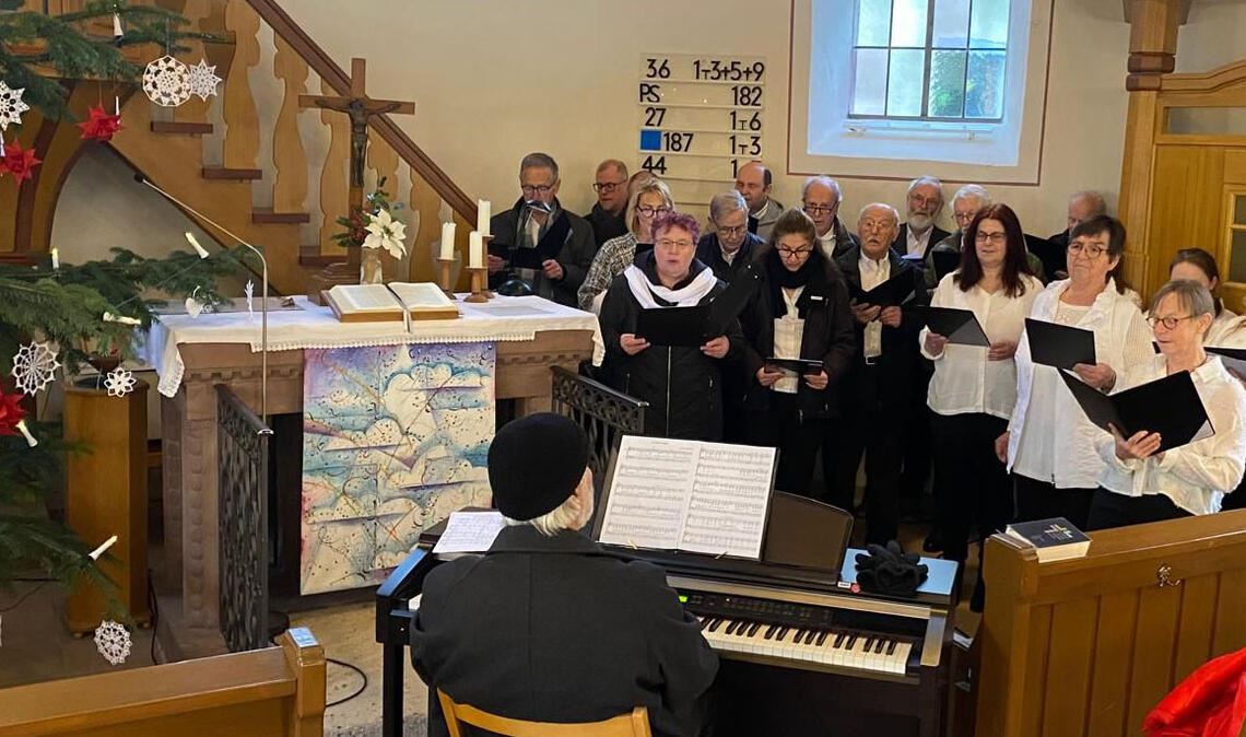 Bei seinem ersten Auftritt nach der Gründung im September brilliert der neue regionale gemischte Projektchor 3.0 des Gesangvereins Liederkranz Serres in der örtlichen Waldenserkirche unter Leitung seines Dirigenten Bernd Philippsen. Foto: Liederkranz Serres