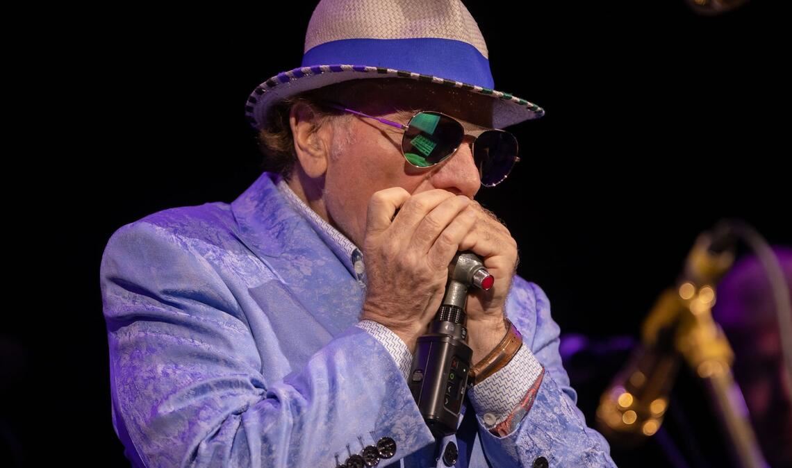 Sänger Van Morrison wird 80 und macht sein eigenes Ding Bei seinen Konzerten, wie hier beim Montreux Jazz Festival 2022, sagt Van Morrison kaum etwas und lässt die Musik sprechen. (Archivbild)