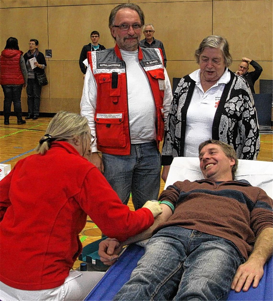 Bei seiner Blutentnahme wird Gunter Ebert von den beiden Stammhelfern Reiner Brand (stehend v. li.) und Hildegard Seybold unterstützt. Foto: Tiedt