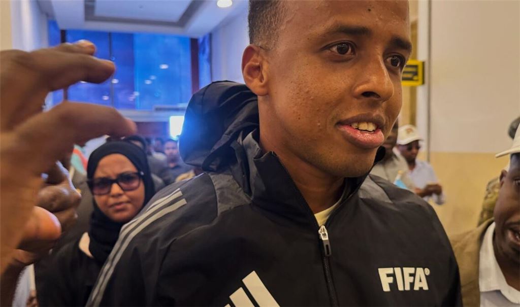 Bei seiner Rückkehr nach Somalia wurde Referee Omar Artan gefeiert.