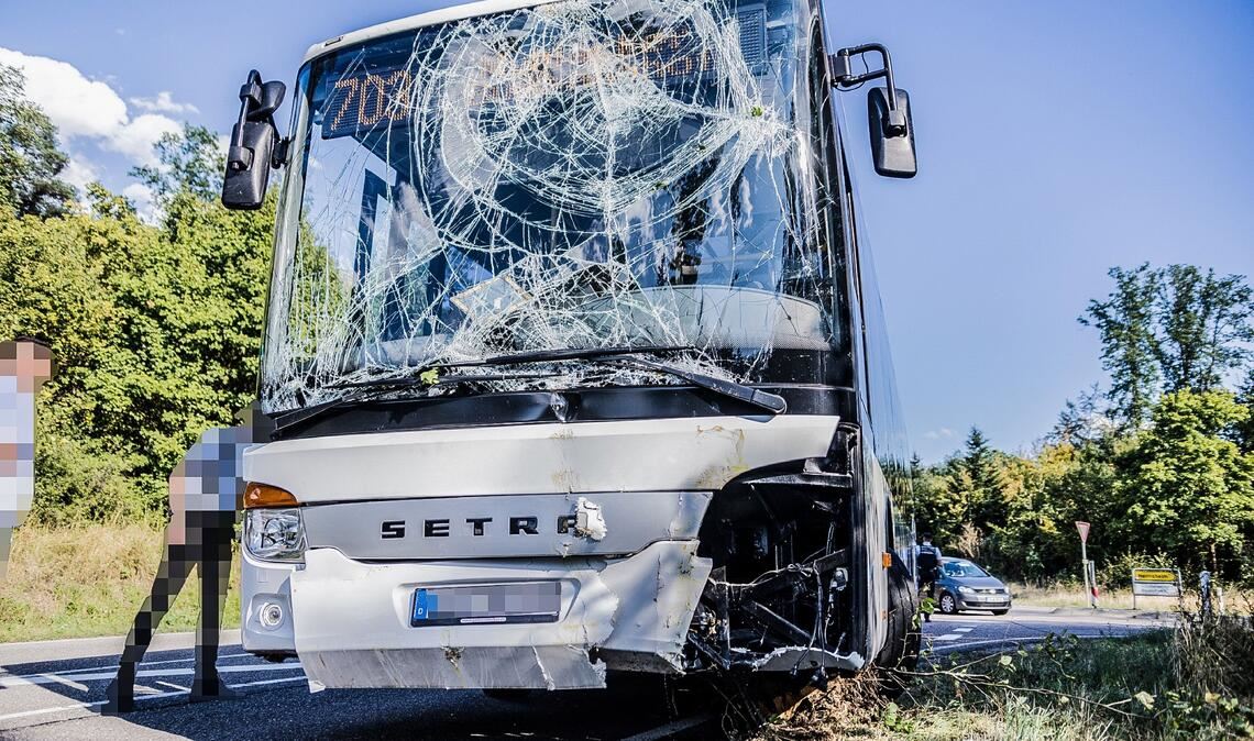 Bei seiner Schleudertour von der Straße wird die Front des Linienbusses stark demoliert. Fotos: sdmg
