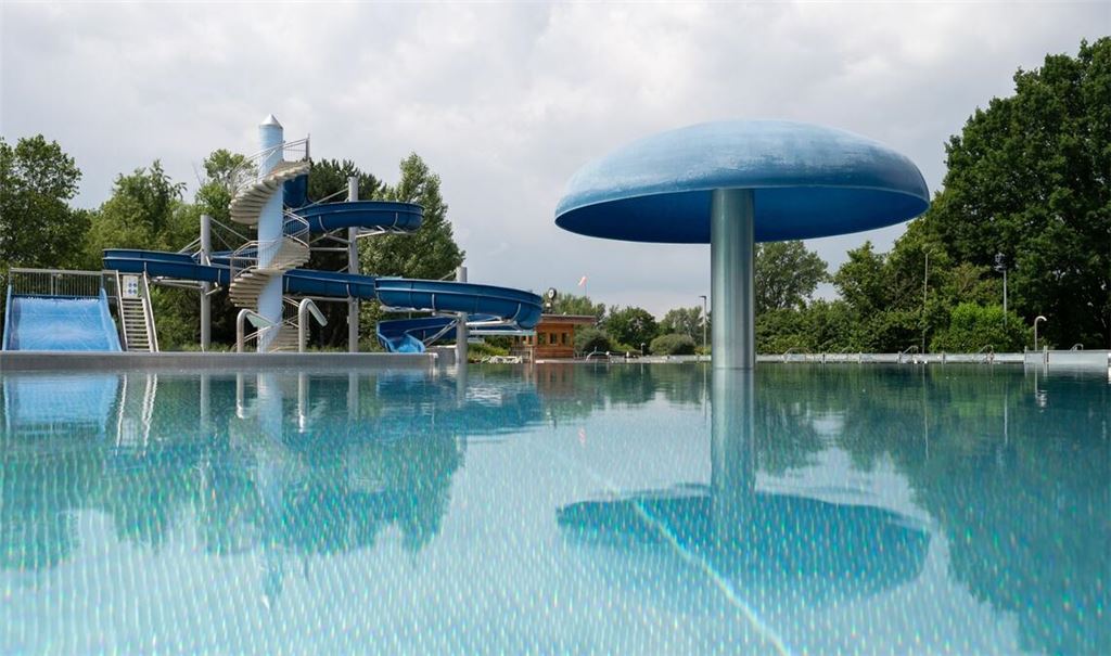 Bei sommerlichen Temperaturen kommen mehrere Menschen bei Badeunfällen ums Leben. (Archivbild)