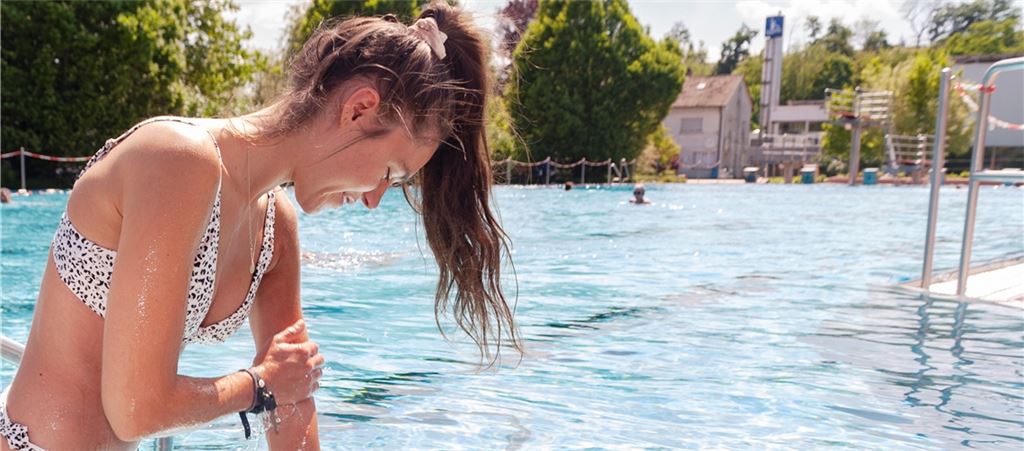 Bei sommerlicher Wärme wie am Mittwoch wäre auch kühleres Wasser kein Problem für Besucherin Vanessa Vincenza. Foto: Fotomoment