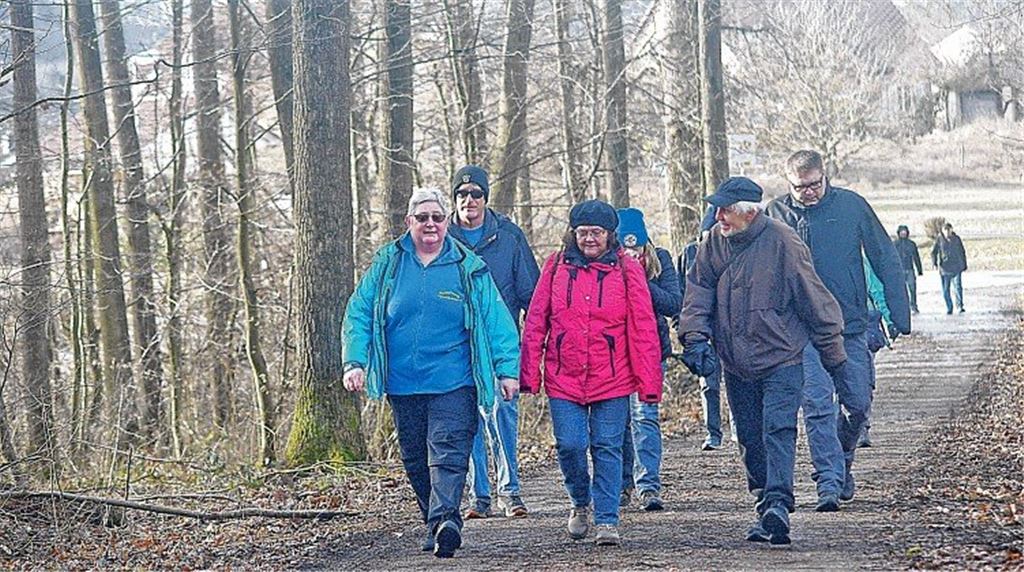 1100 Wanderer schnüren die Stiefel