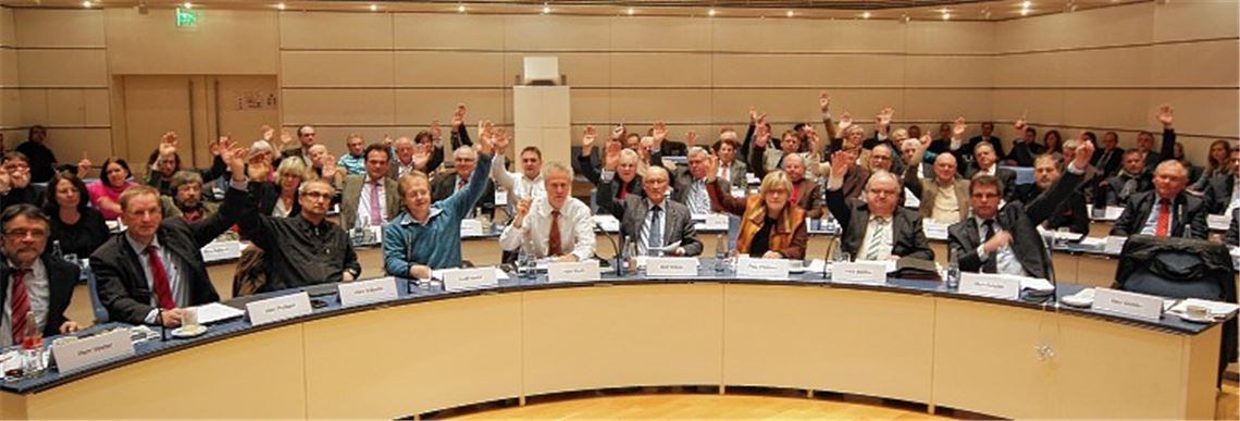 Bei vier Gegenstimmen aus der FDP beschließt der Kreistag den Haushalt 2014, der knapp 200 Millionen Euro schwer ist. Foto: Kollros