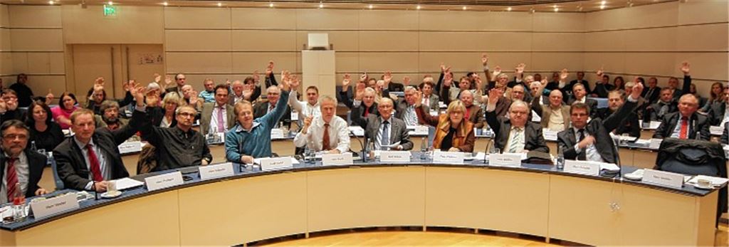 Bei vier Gegenstimmen aus der FDP beschließt der Kreistag den Haushalt 2014, der knapp 200 Millionen Euro schwer ist. Foto: Kollros