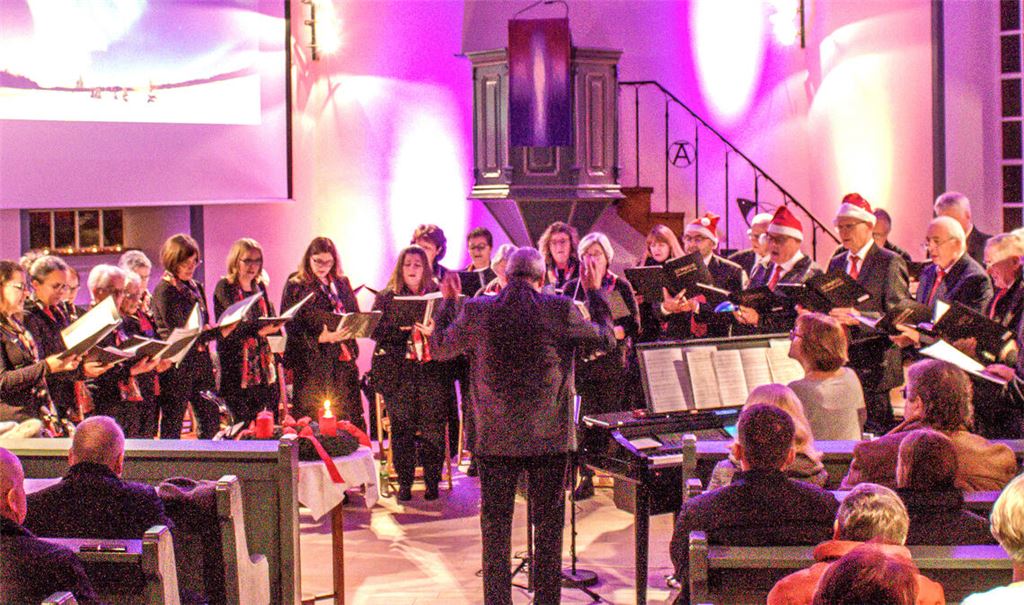 Beide Chöre singen in der Waldenserkirche in Pinache gemeinsam. Foto: Gießler