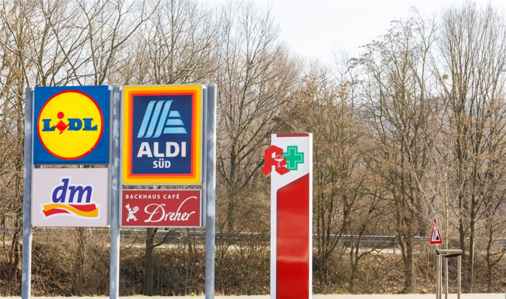 Beide Discounter senken die Preise für Kaffee der Eigenmarke.