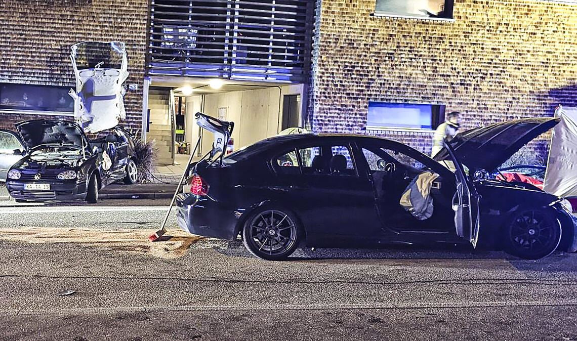 Beide Fahrzeuge - links der VW Golf, vorne der BMW - werden bei dem Zusammenstoß auf der Stuttgarter Straße stark beschädigt und müssen abgeschleppt werden. Foto: Myroshnichenko