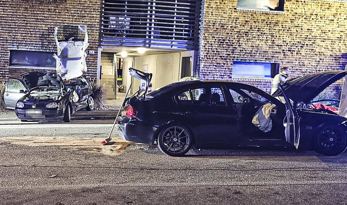 Beide Fahrzeuge - links der VW Golf, vorne der BMW - werden bei dem Zusammenstoß auf der Stuttgarter Straße stark beschädigt und müssen abgeschleppt werden. Foto: Myroshnichenko