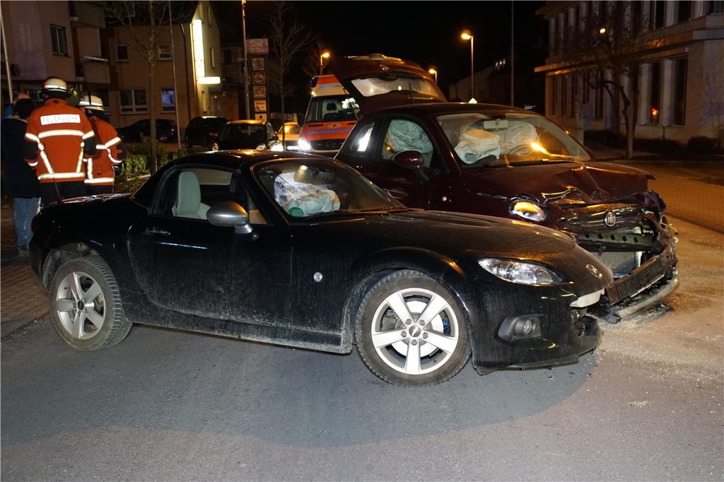 Maulbronn: Vorfahrtsverletzung mit zwei Pkw fordert zwei Verletzte Personen