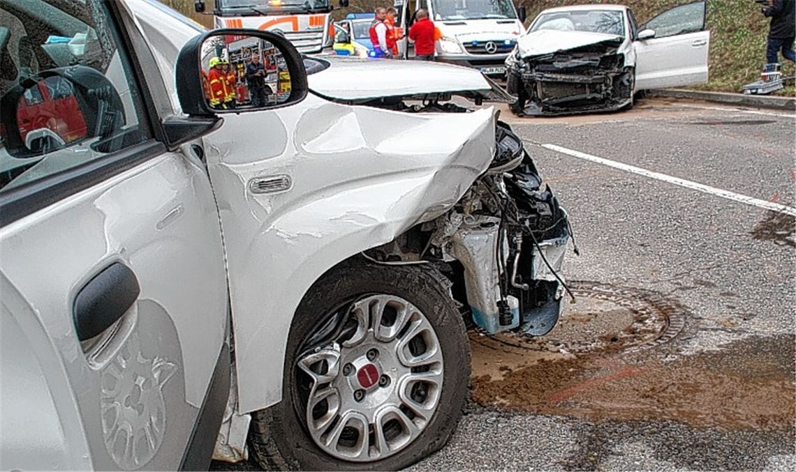 Autos stoßen frontal zusammen
