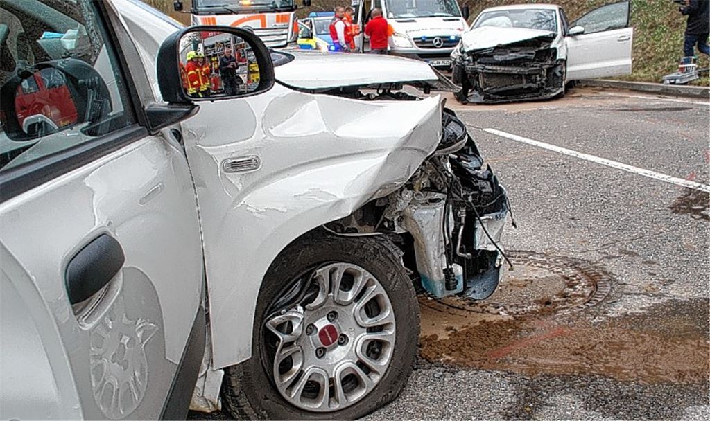 Autos stoßen frontal zusammen