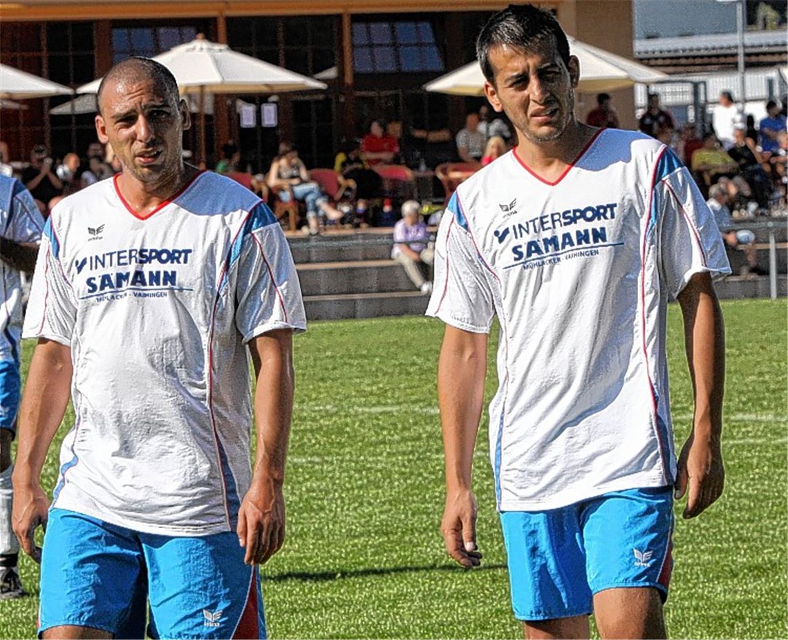 Beide Trainer in Trikot und kurzen Hosen – so war das bei der Fvgg 08 Mühlacker nicht geplant, aber zuletzt notwendig. Eigentlich soll nur Vitor de Sousa (li.) auf dem Platz stehen, Ehab Ahmad bevorzugt eigentlich den Platz an der Seitenlinie.