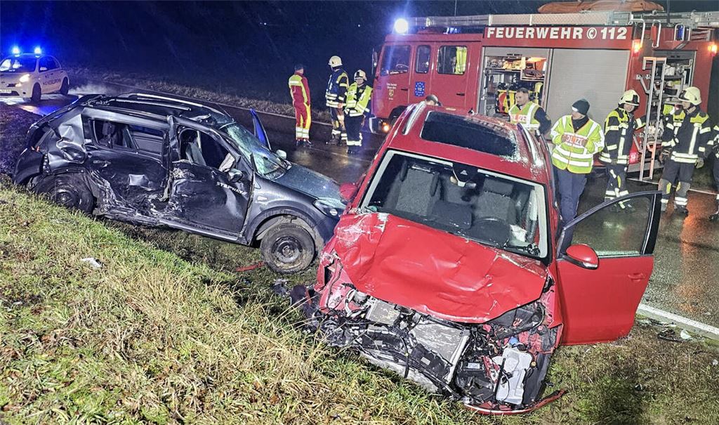 Beide beteiligten Fahrzeuge werden bei dem Zusammenstoß nahe Dürrn jeweils stark demoliert. Foto: Myroshnichenko