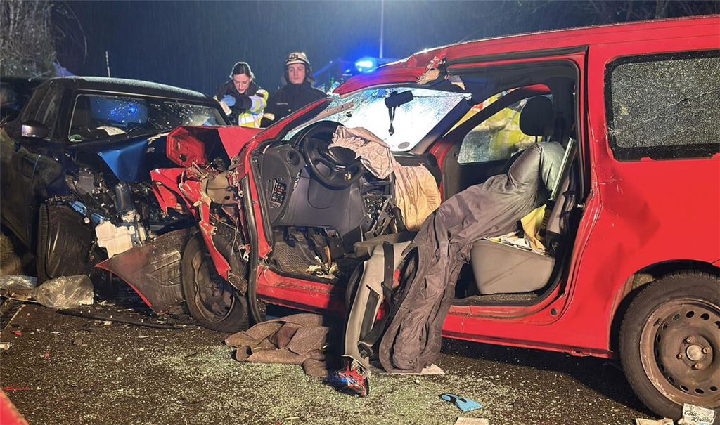 Beide beteiligten Fahrzeuge werden bei der Kollision stark zerstört. Foto: Myroshnichenko