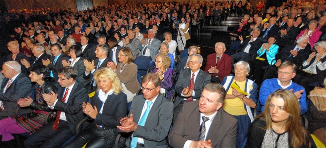 Beifall erntet Oberbürgermeister Frank Schneider im Gottlob-Frick-Saal für Teile seiner Ausführungen zur Gartenschau, die er als Projekt der ganzen Stadtgemeinschaft versteht. Fotos: Fotomoment