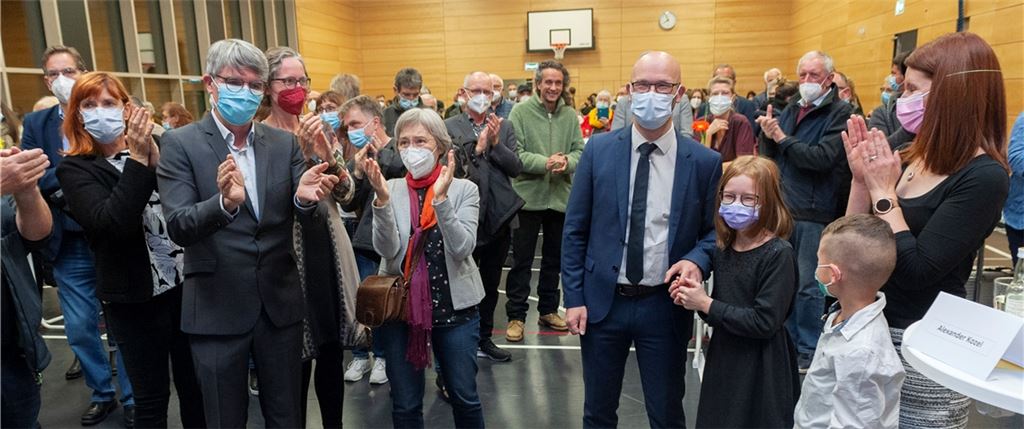 Beifall für Alexander Kozel. Zu den Gratulanten zählen Ehefrau Sonja (re.), die Landtagsabgeordnete Stefanie Seemann (Mitte) und Illingens Bürgermeister Armin Pioch. Foto: Fotomoment
