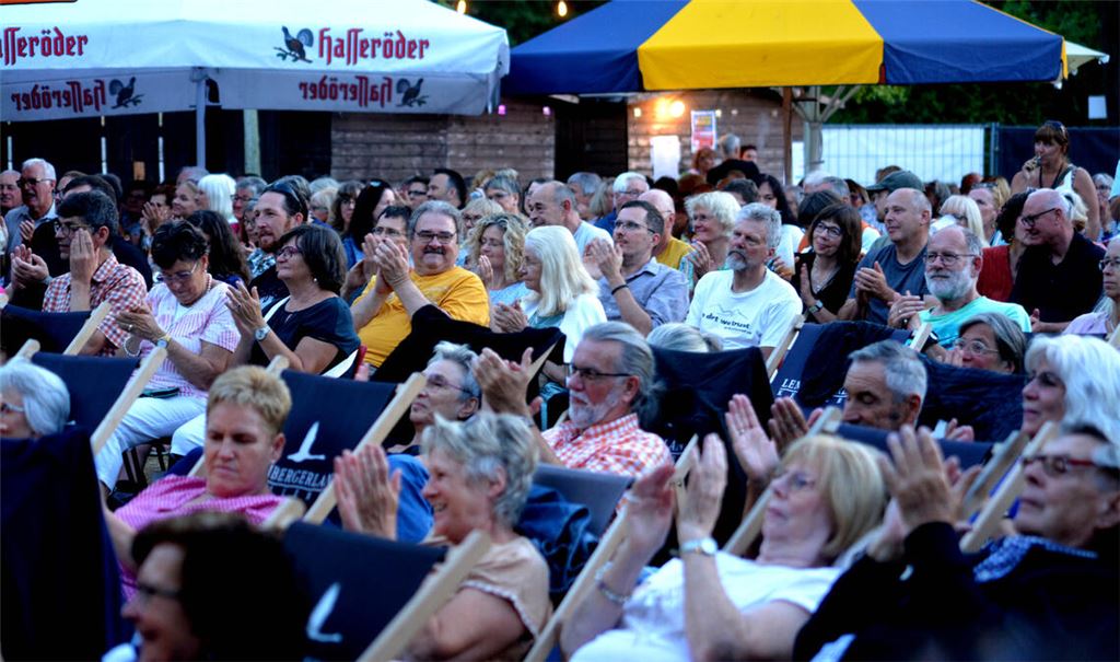 Beifall für Ernst und Heinrich: So gemütlich kann ein Comedy-Abend bei den Mühlacker „SommereveENZ“ sein. Fotos: Stahlfeld