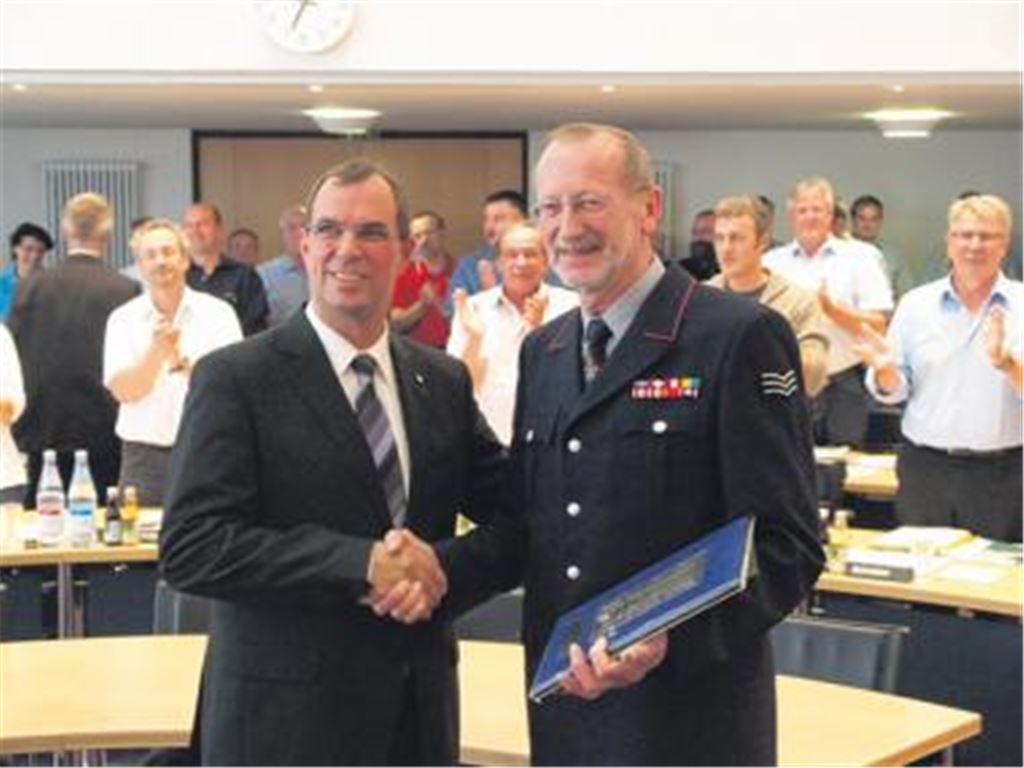 Beifall für Hermann Schäfer: OB Frank Schneider (li.) zeichnet den verdienten Feuerwehrmann mit der Ehrenplakette der Stadt Mühlacker aus.
Foto: Eier