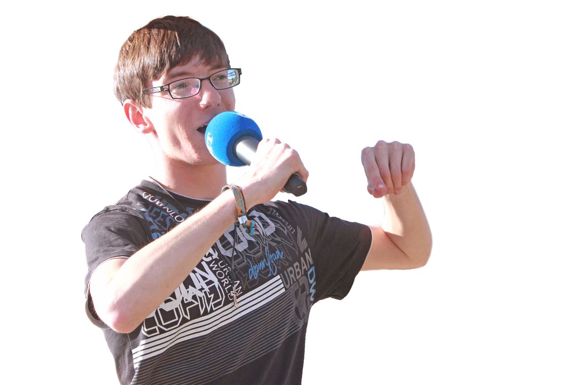 Beifall für Kai Bosch: Der 18-Jährige aus Backnang verpasst beim vierten Dichterwettstreit auf der Gartenschau-Leseinsel haarscharf die Traumnote fünfmal 10.  Fotos: Deeg