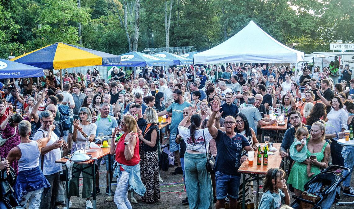 Beifall für die „Profis“ und vor allem für die vielen singenden Gäste, die bei den „SommerevEnz“ mit ihren Auftritten vor großer Kulisse den Karaoke-Abend bereichern. Fotos: Stahlfeld