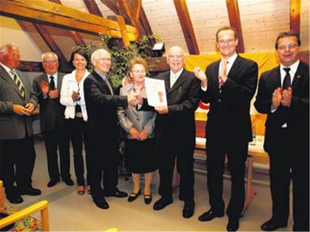 Beifall für ein CDU-Urgestein: Dieter Dziellak (v.li.), Winfried Scheuermann, Viktoria Schmid, Erhard Knittel, Dora und Gerhard Duppel, Gunter Krichbaum und Bürgermeister Andreas Felchle. Foto: Appich