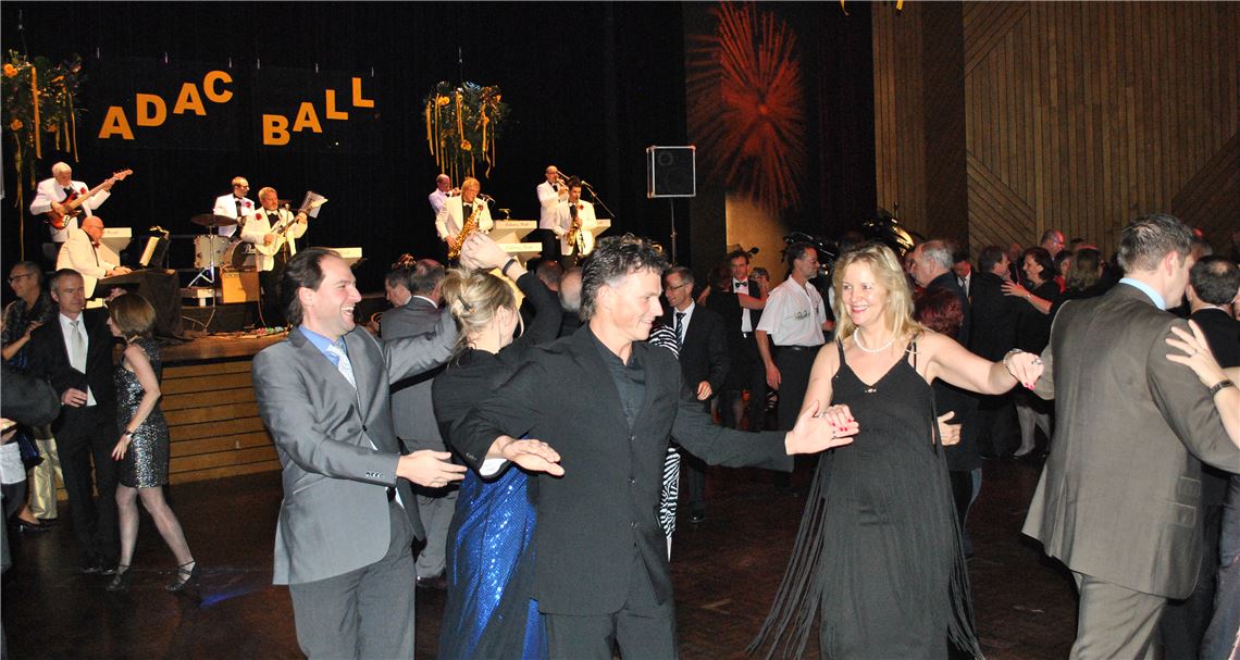 Beim 46. ADAC-Ball drehen sich die Tanzpaare sichtlich vergnügt auf dem Parkett des Mühlehofs. Foto: Stahlfeld