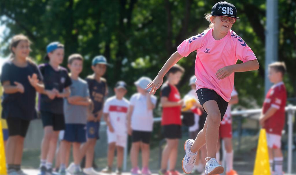 Beim 50-Meter-Lauf gibt Lena aus Dürrmenz alles. Ihre Mitschüler feuern die Drittklässlerin an. Fotos: Fotomoment