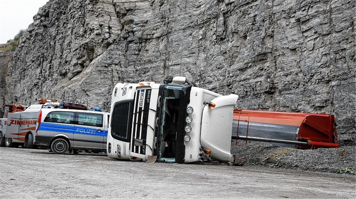 Beim Abladen von Erdaushub legt sich der 40-Tonner auf die Seite. Foto: Kühfuss