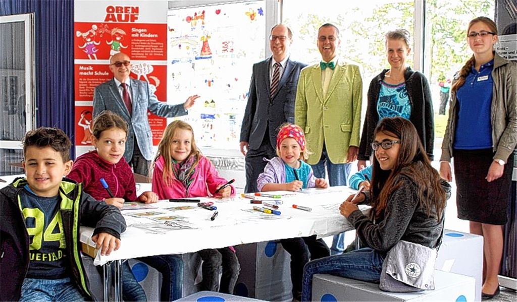 Beim Abschluss der Malaktion am Sonntag (v. li.): „ObenAuf“-Geschäftsführer Helmut Wagner, Sparkassen-Chef Stephan Scholl, Landrat-Vize Wolfgang Herz, Künstlerin Sibylle Burrer und Bettina Bastian, Mitarbeiterin im Landratsamt.