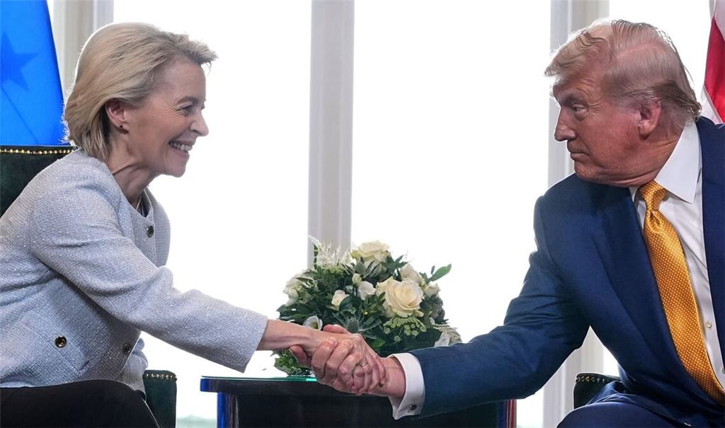 Beim Abschluss des Abkommens in Schottland strahlte EU-Kommissionspräsidentin Ursula von der Leyen. (Archivbild)