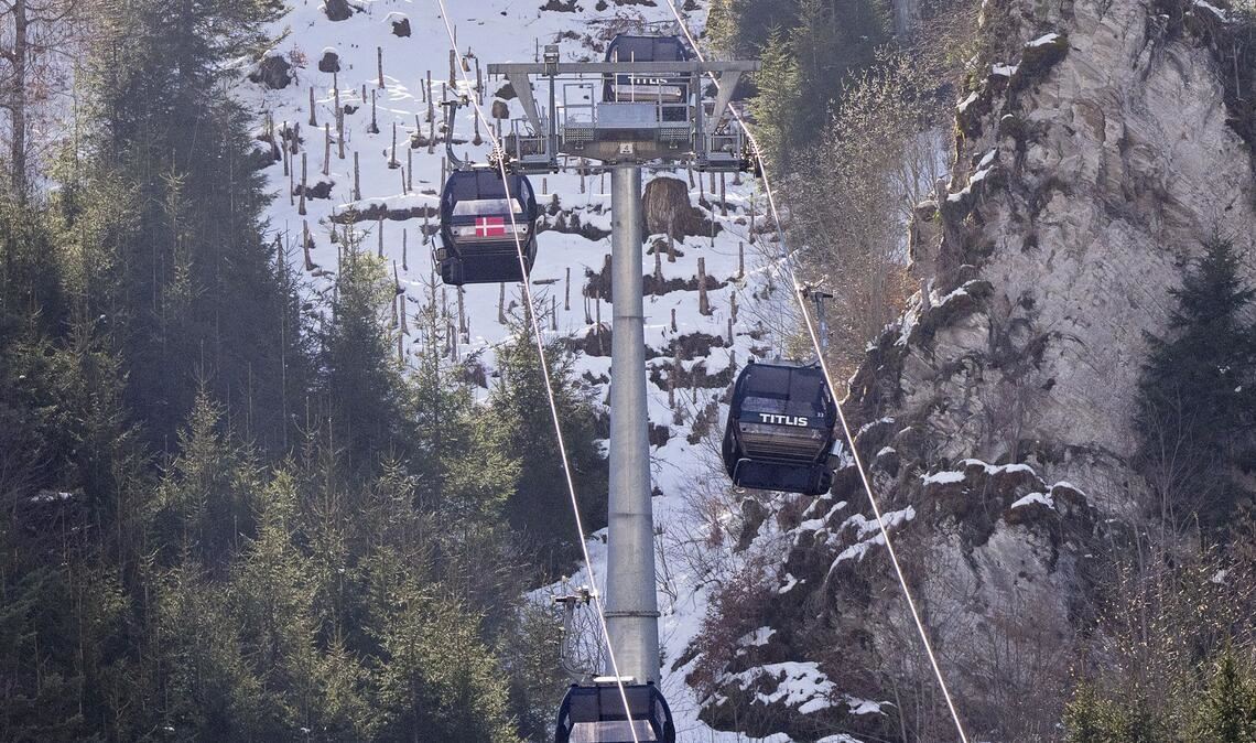Beim Absturz einer Gondel in einem Skigebiet in der Schweiz ist eine Frau ums Leben gekommen.