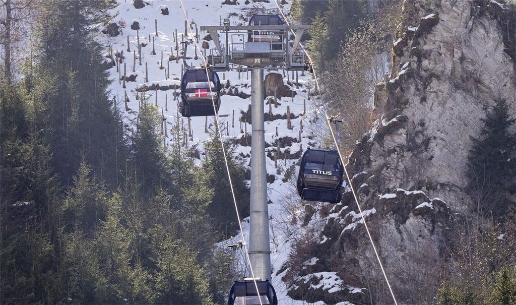 Beim Absturz einer Gondel in einem Skigebiet in der Schweiz ist eine Frau ums Leben gekommen.