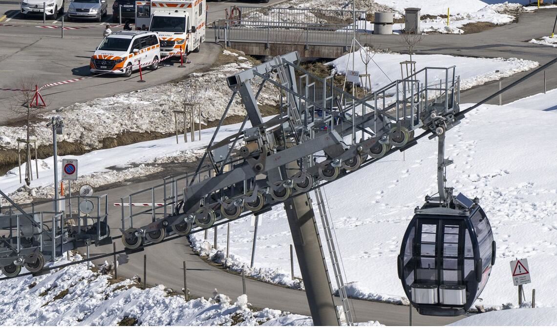 Beim Absturz einer Gondel in einem Skigebiet in der Schweiz ist eine Frau ums Leben gekommen.