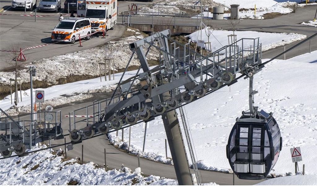 Beim Absturz einer Gondel in einem Skigebiet in der Schweiz ist eine Frau ums Leben gekommen.