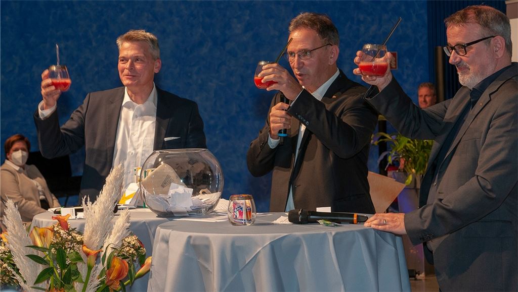 Beim Anstoßen: die Professoren Dr.-Ing. Matthias Weyer, Dekan der Fakultät für Technik (li.), Dr. Thomas Cleff, Dekan der Fakultät für Wirtschaft und Recht (re.) sowie der Moderator des Abends, Dr. Markus-Oliver Schwaab. Foto:: Michael Karalus / Hochschule Pforzheim