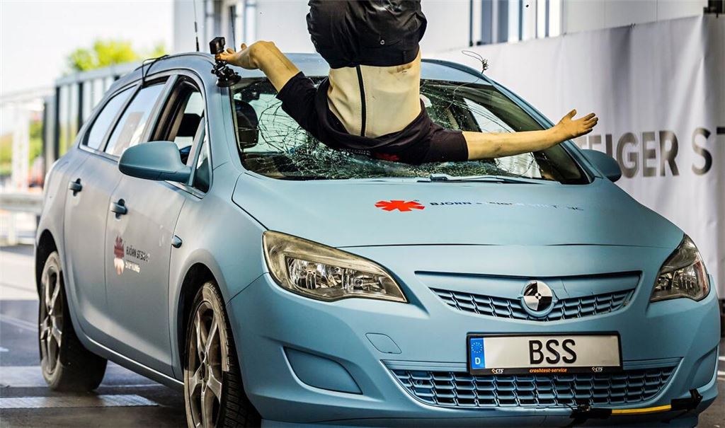 Beim Aufprall versplittert die Windschutzscheibe des heranfahrenden Autos.