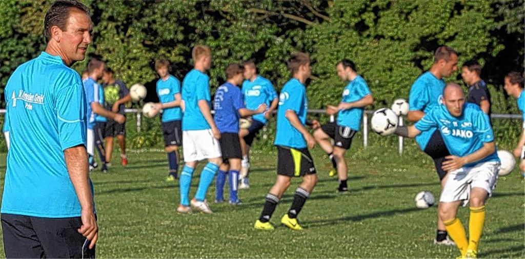 Beim Auftakt lockere Spielformen und ein kleines Turnier zum Kennenlernen: Bernd Kirchstetter beobachtet das erste Training, zu dem mehr als 40 Spieler gekommen sind. Foto: Eigner
